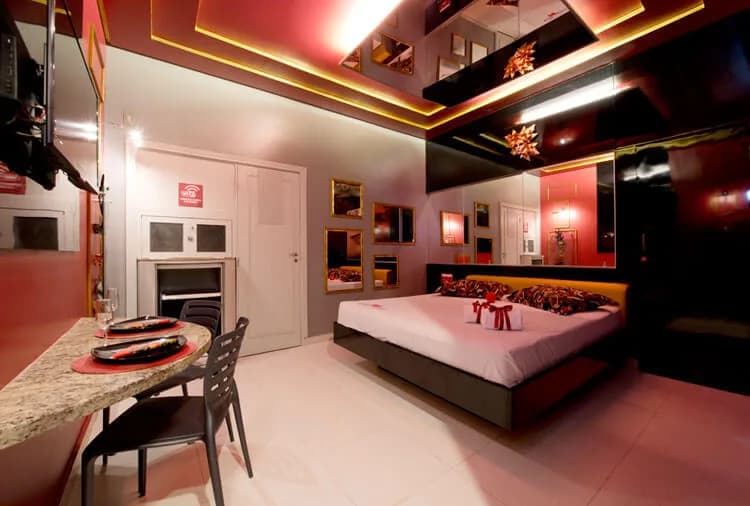 Suíte Voyeur 23, no Ele & Ela Motel